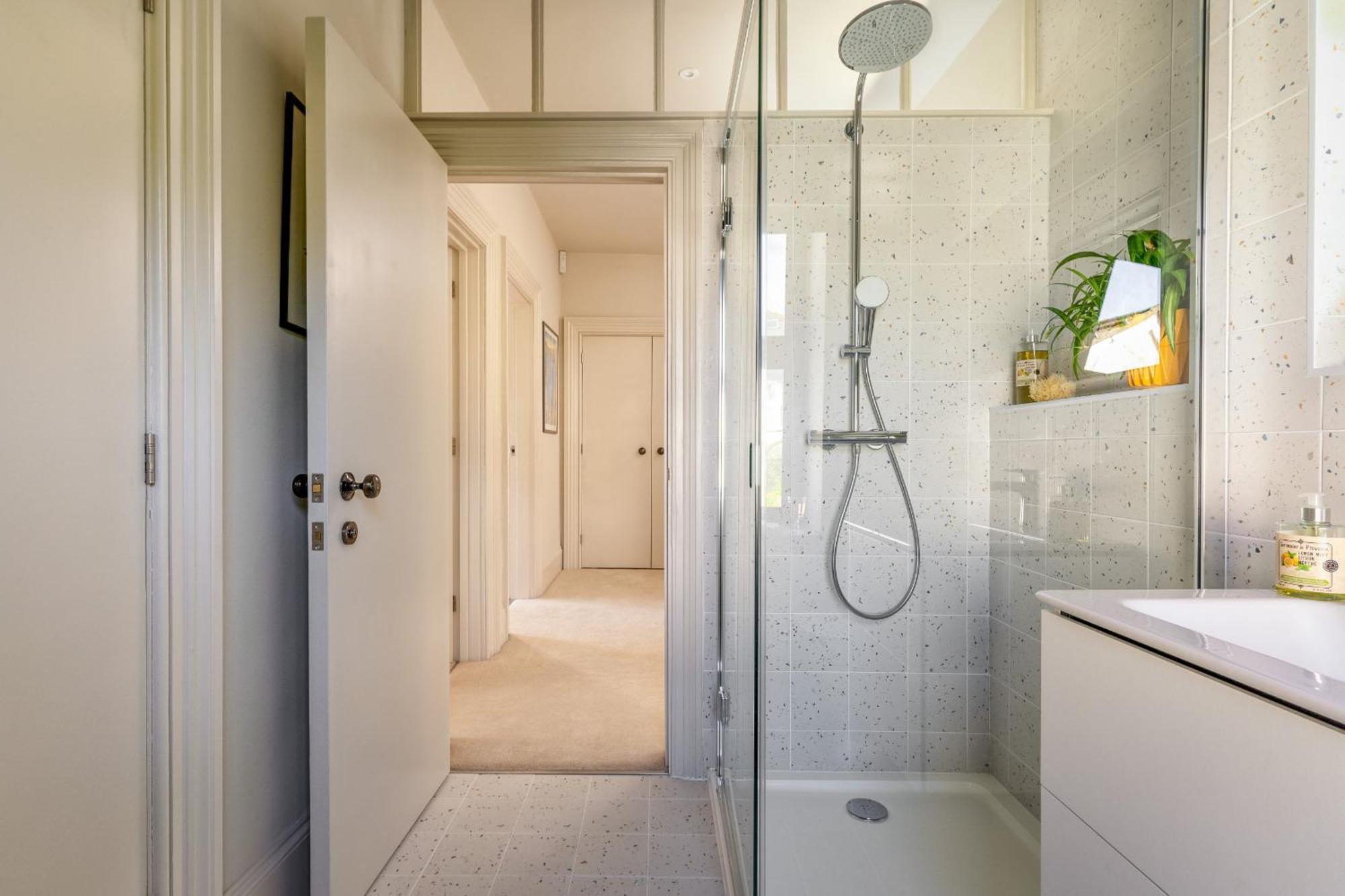 Two Guns - Contemporary, Stylish Townhouse With Stunning Sea Views *