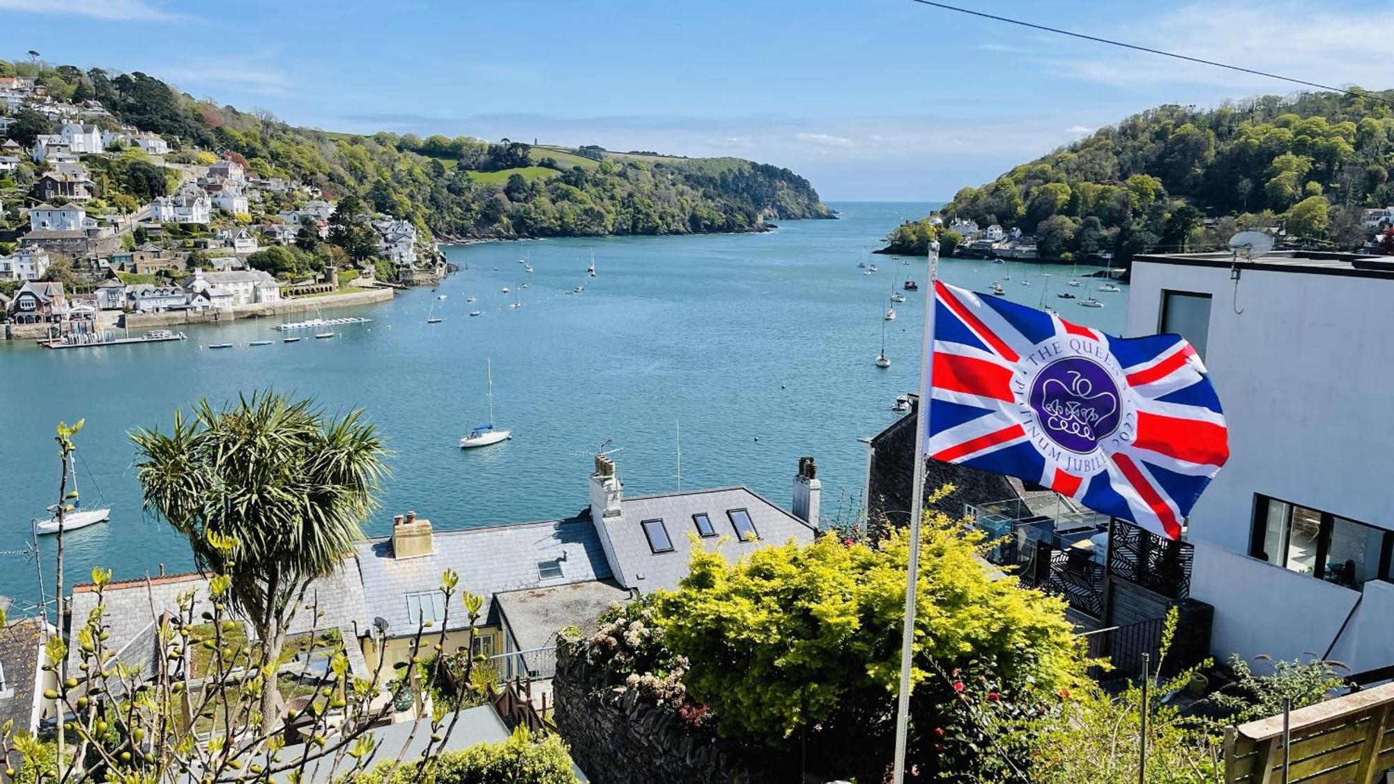 Two Guns - Contemporary, Stylish Townhouse With Stunning Sea Views * Kingswear