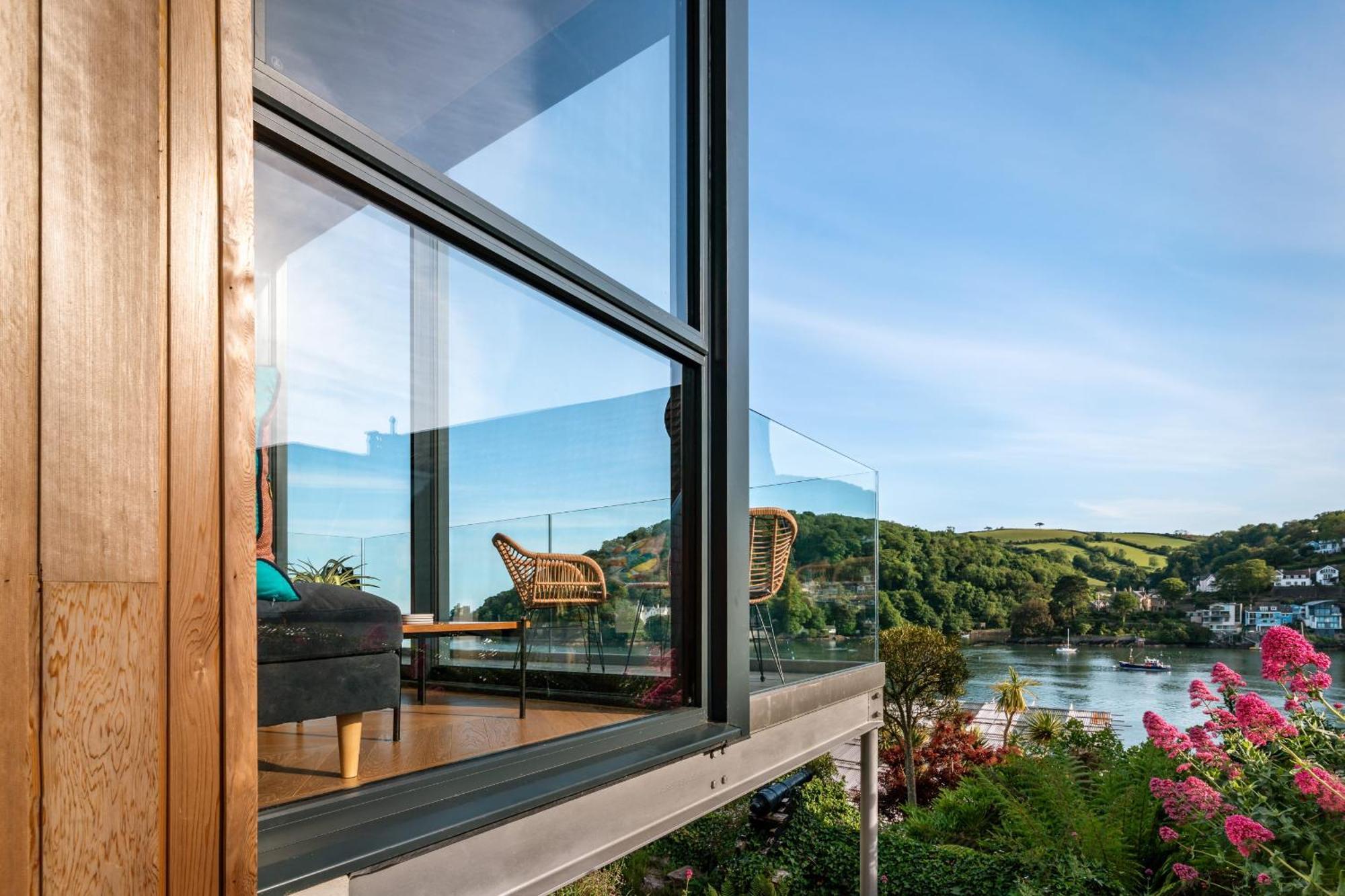 Two Guns - Contemporary, Stylish Townhouse With Stunning Sea Views * Kingswear
