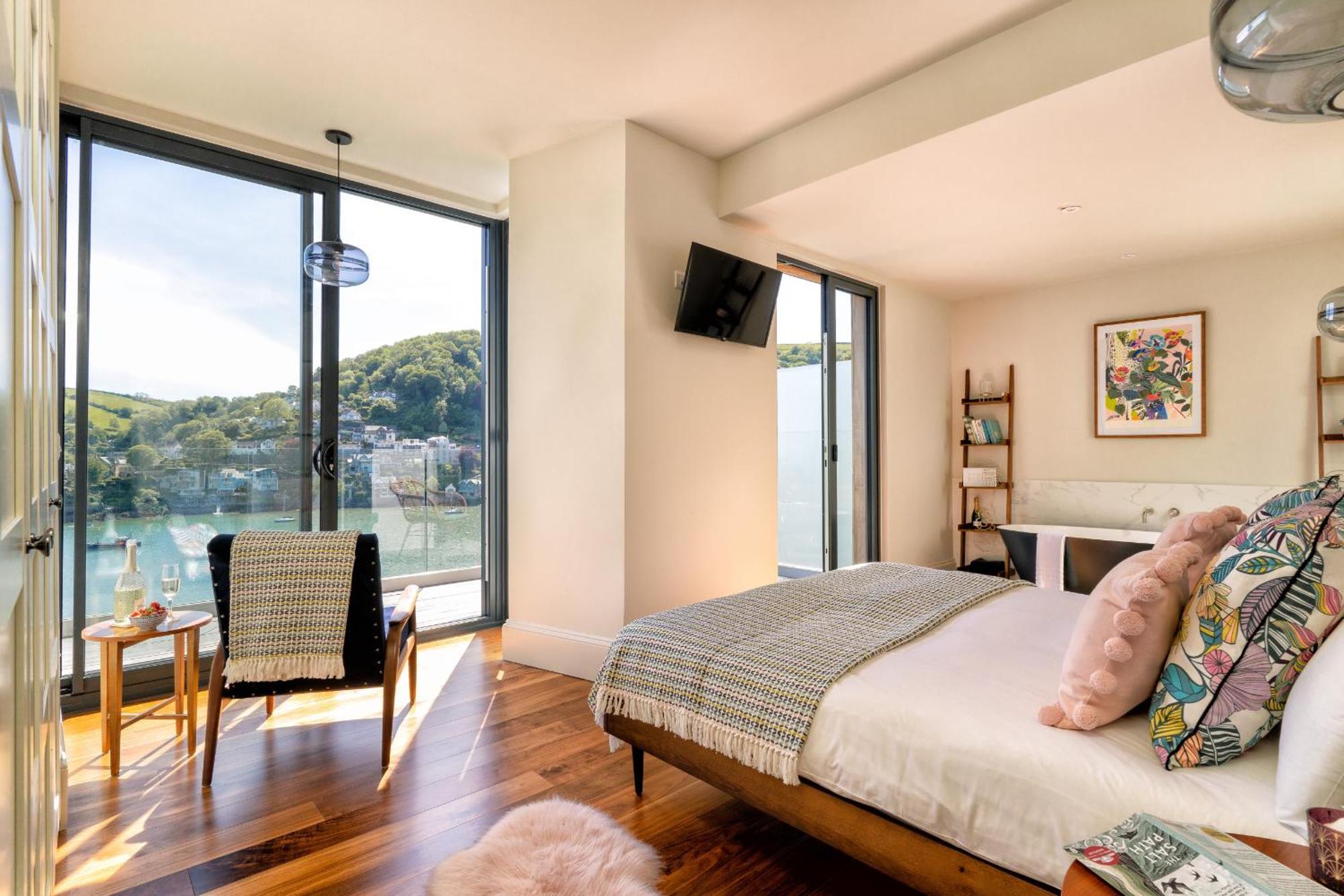 Two Guns - Contemporary, Stylish Townhouse With Stunning Sea Views * Kingswear