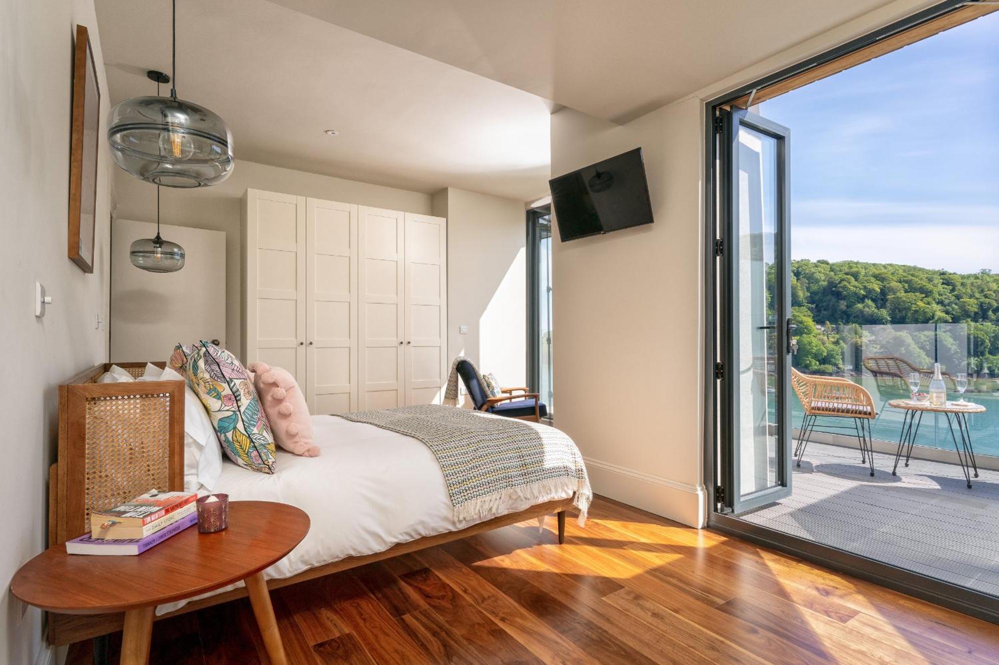 Two Guns - Contemporary, Stylish Townhouse With Stunning Sea Views * Kingswear